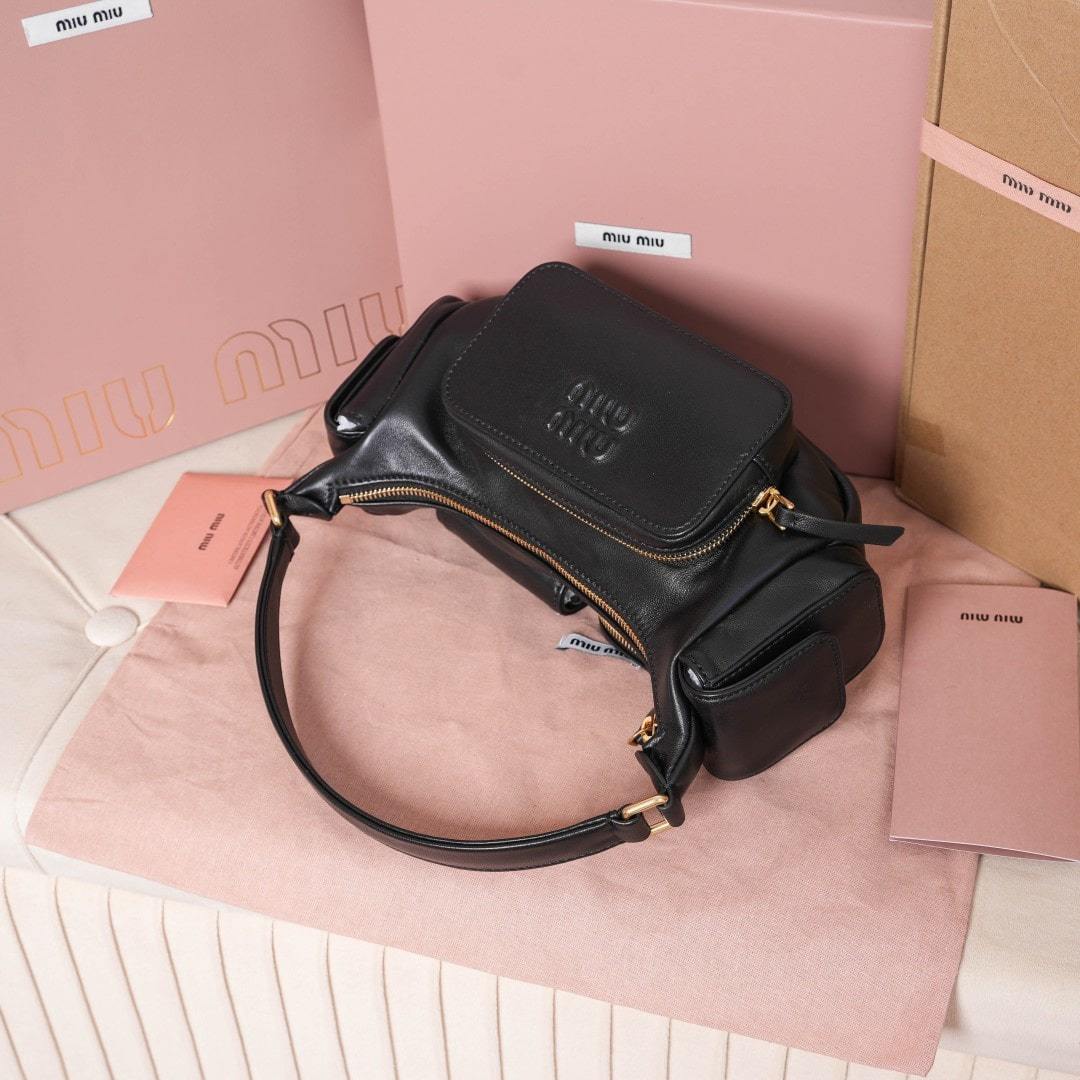 高仿miumiu*5BC146小羊皮機車包黑色免檢版