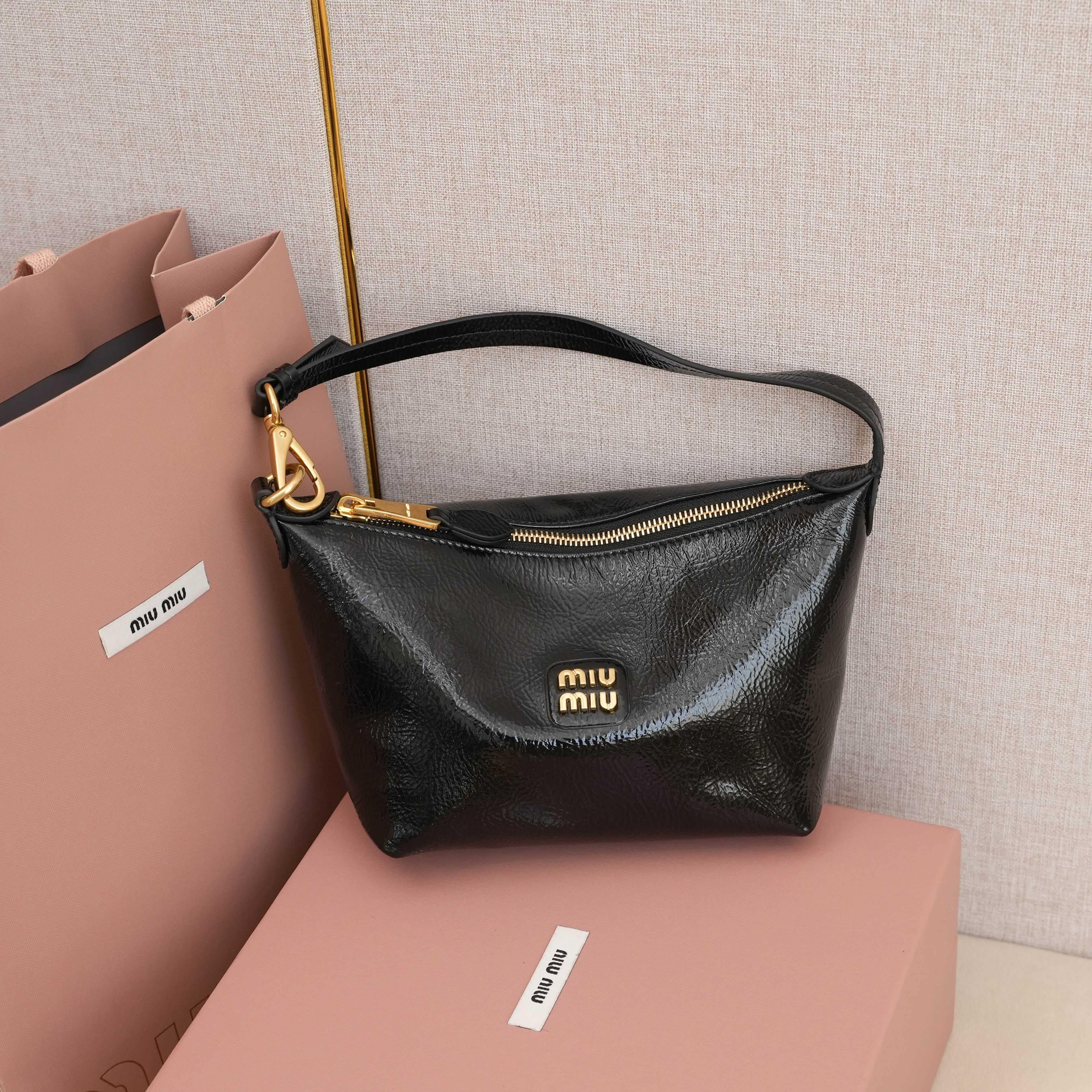 高仿miumiu*Naplak系列5NE841小羊皮飯盒包黑色免檢版
