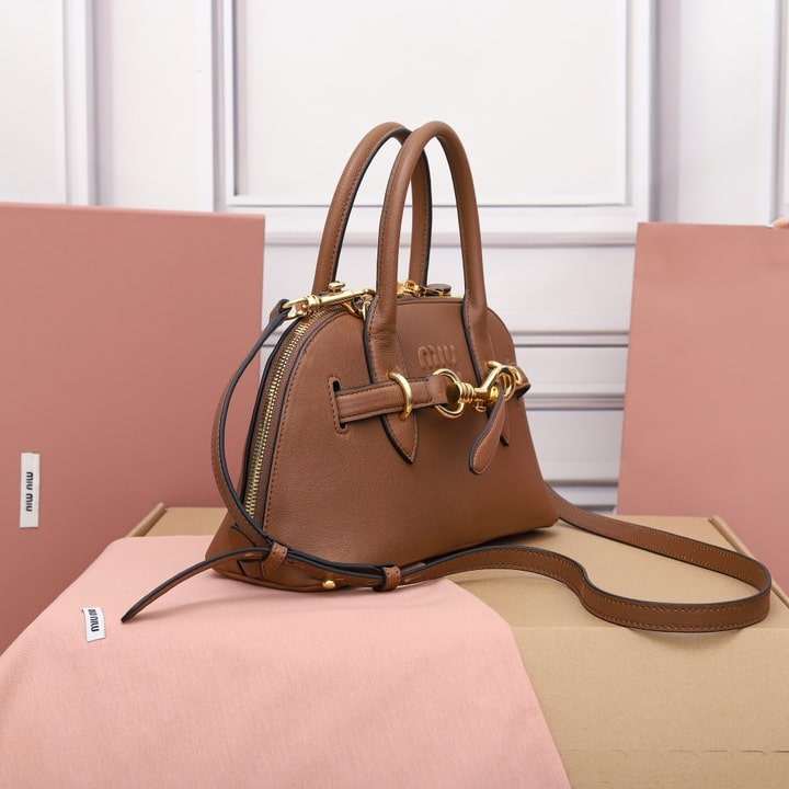 MiuMiu Aventure 5BB169：包口開合與內部空間