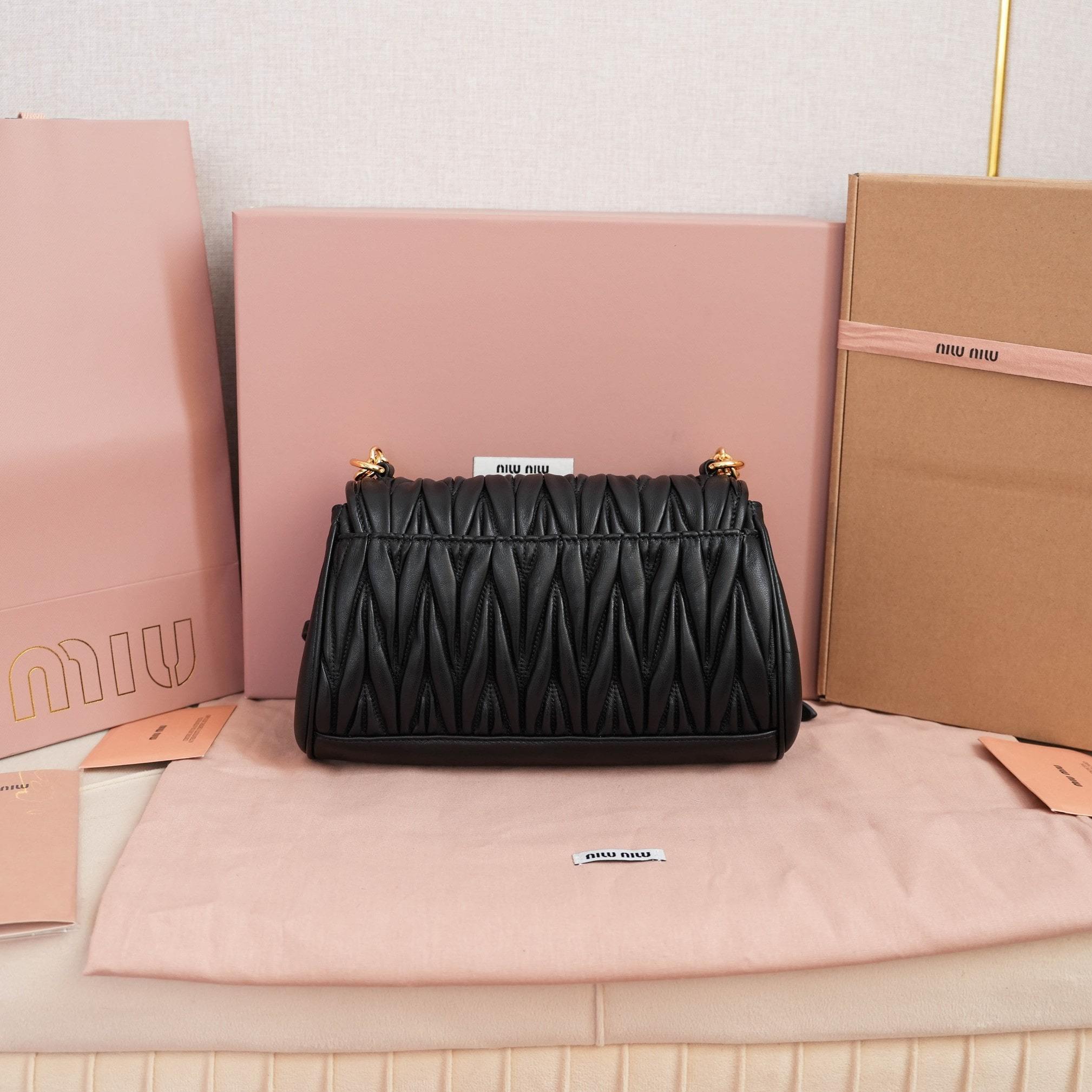 高仿miumiu*Matelasse系列5BD266單肩斜挎包黑色免檢版