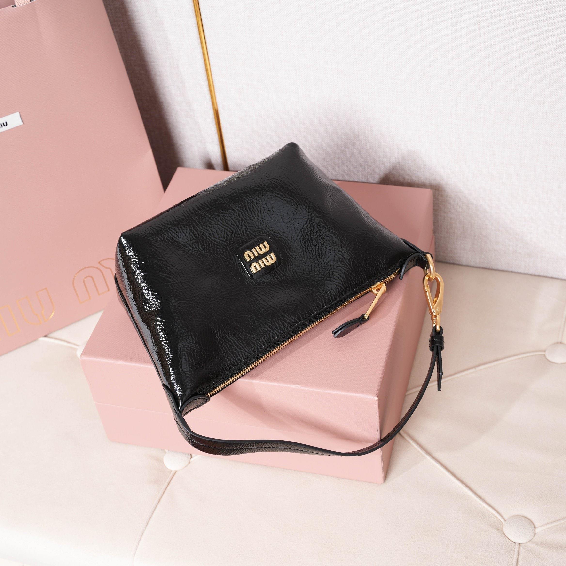 高仿miumiu*Naplak系列5NE841小羊皮飯盒包黑色免檢版