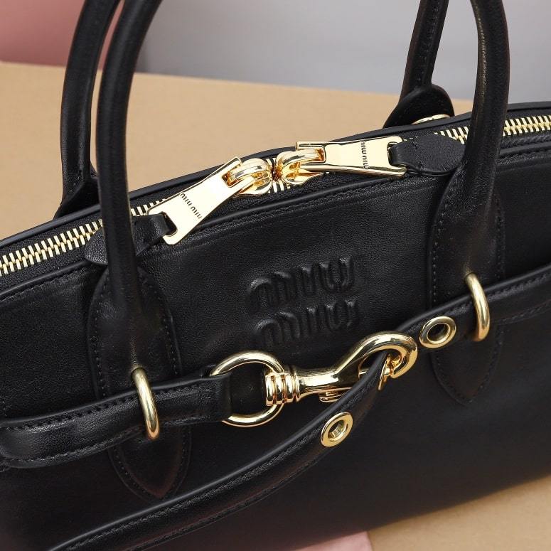 高仿miumiu*Aventure系列5BB168手提包黑色免檢版