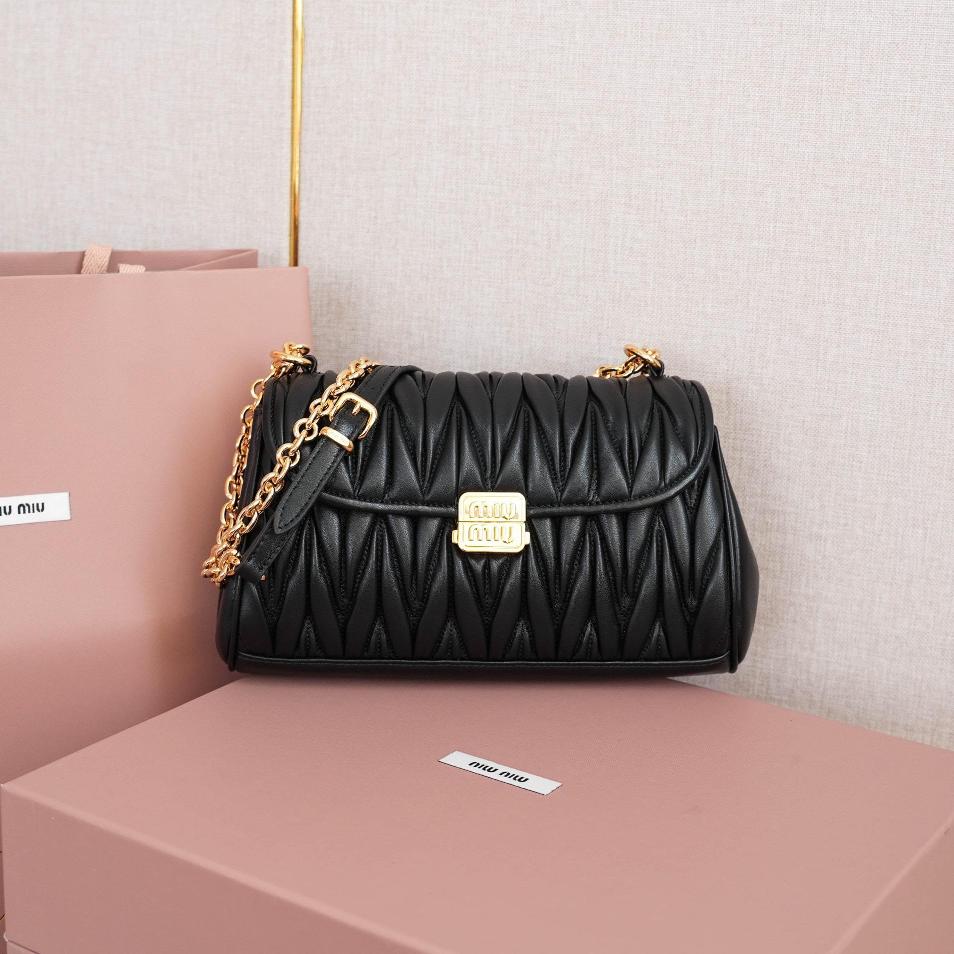 高仿miumiu*Matelasse系列5BD266單肩斜挎包黑色免檢版