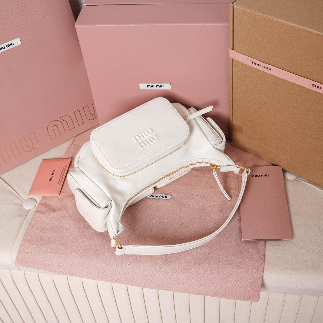 高仿miumiu*5BC146小羊皮機車包白色免檢版