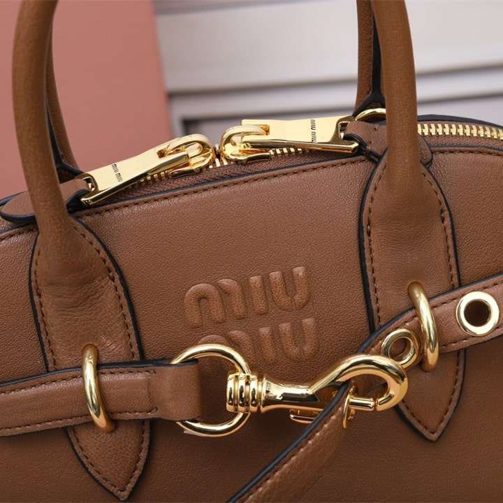 MiuMiu Aventure 5BB169：壓紋 LOGO 與車線走向