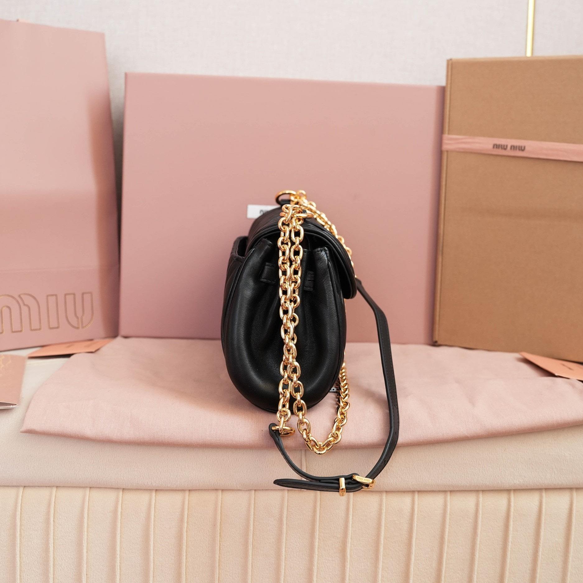 高仿miumiu*Matelasse系列5BD266單肩斜挎包黑色免檢版