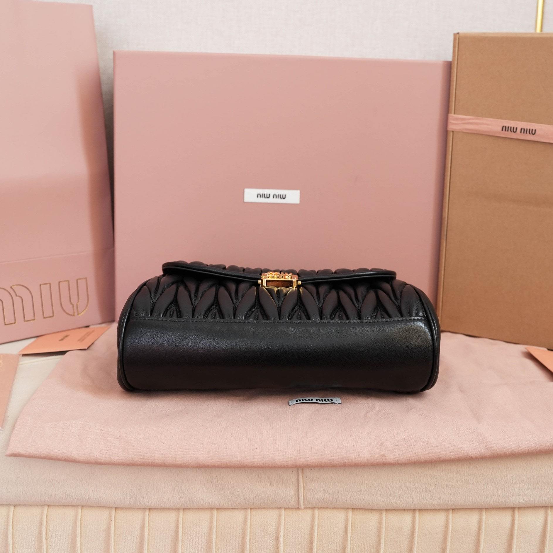 高仿miumiu*Matelasse系列5BD266單肩斜挎包黑色免檢版