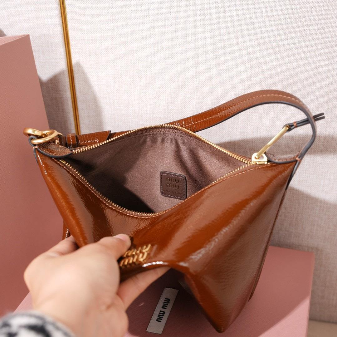 高仿miumiu*Naplak系列5NE841小羊皮飯盒包棕色免檢版