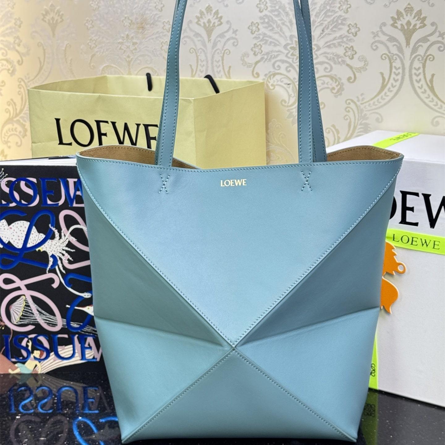 高仿Loewe*Fold系列4512小牛皮Tote手袋水色中號免檢版