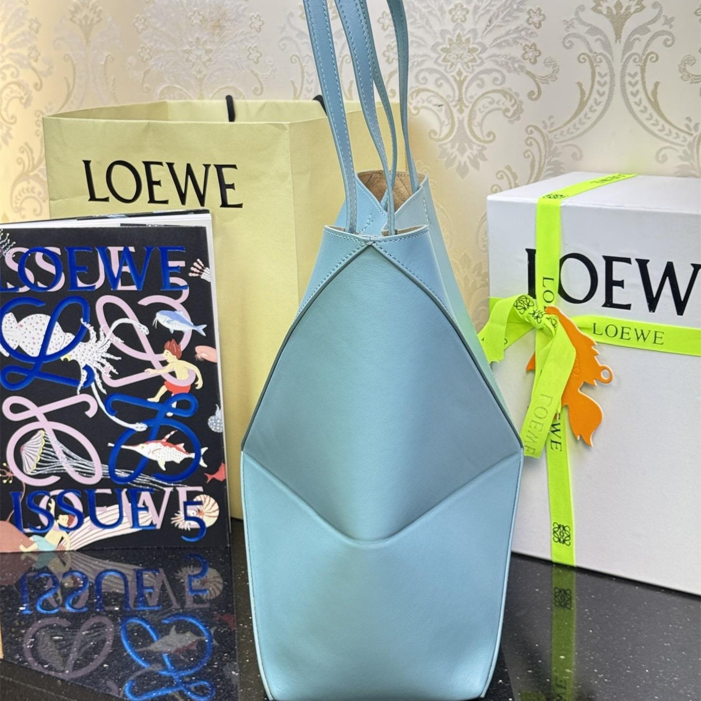 高仿Loewe*Fold系列4512小牛皮Tote手袋水色中號免檢版