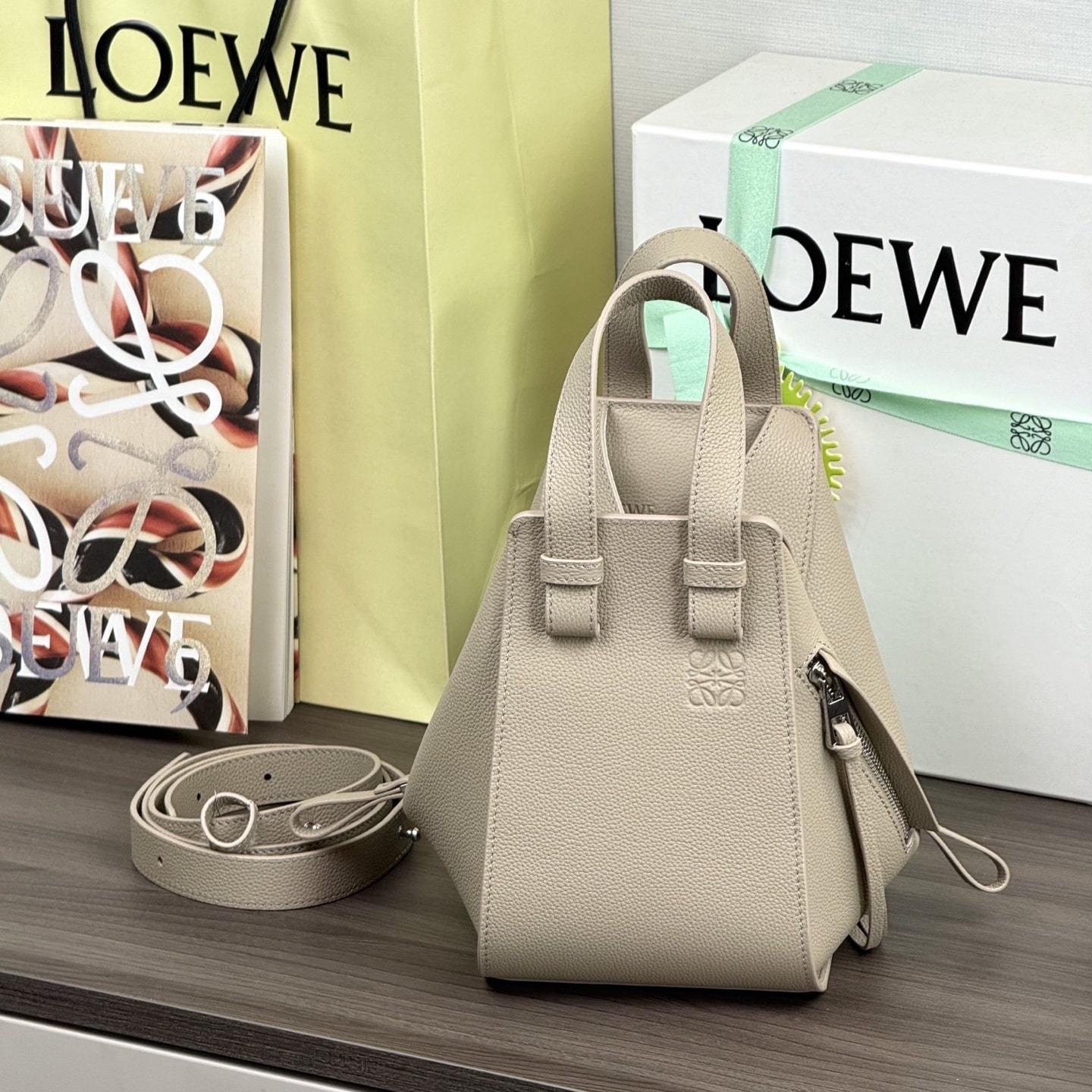 高仿Loewe*Hammock系列5541粒面小牛皮吊床手袋陶土色小號免檢版
