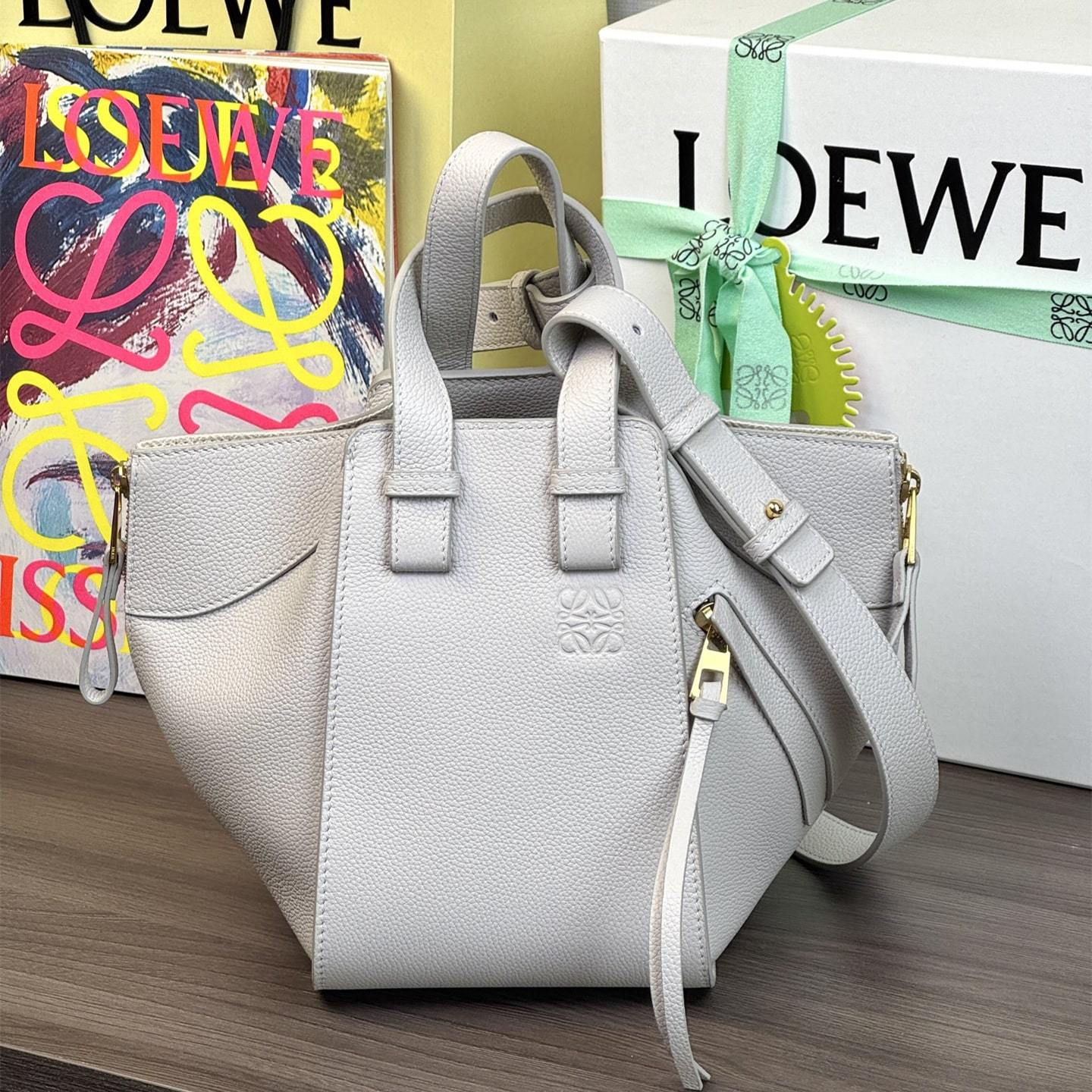 高仿Loewe*Hammock系列1769粒面小牛皮吊床手袋灰白色小號免檢版