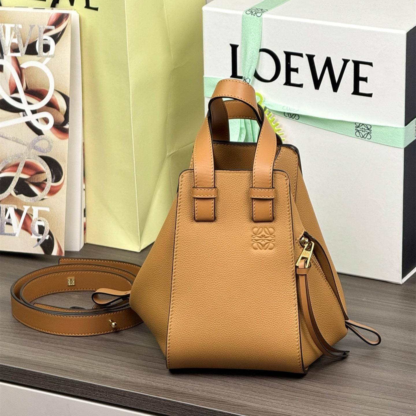 高仿Loewe*Hammock系列5542粒面小牛皮吊床手袋焦糖色小號免檢版