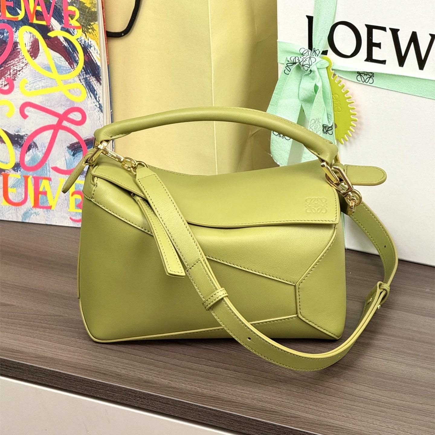 高仿Loewe*Puzzle系列4221小牛皮單肩包淺苔綠小號免檢版