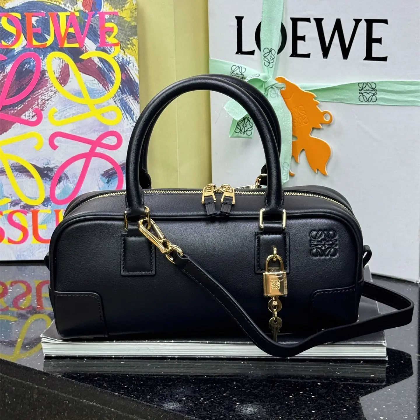 高仿 Loewe Amazona 橫版手提包：正面比例與皮面光澤