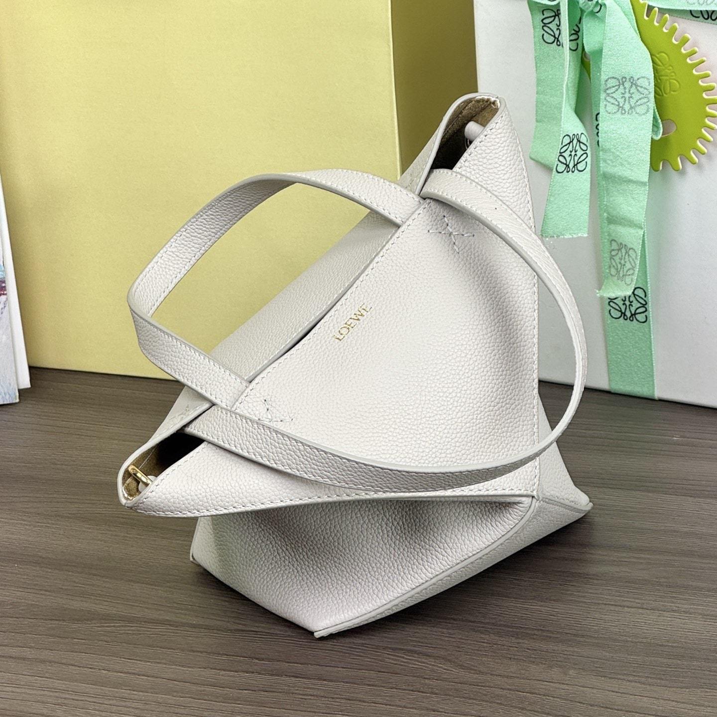 高仿Loewe*Fold系列1769小牛皮Tote手袋米灰色小號免檢版