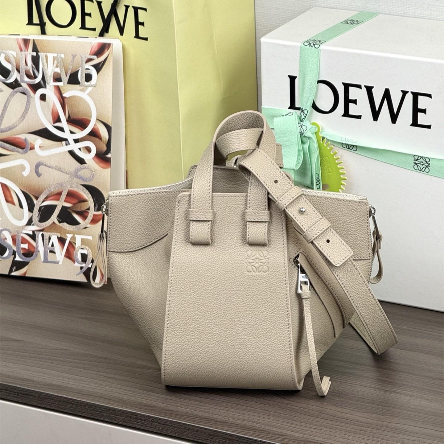 高仿Loewe*Hammock系列5541粒面小牛皮吊床手袋陶土色小號免檢版