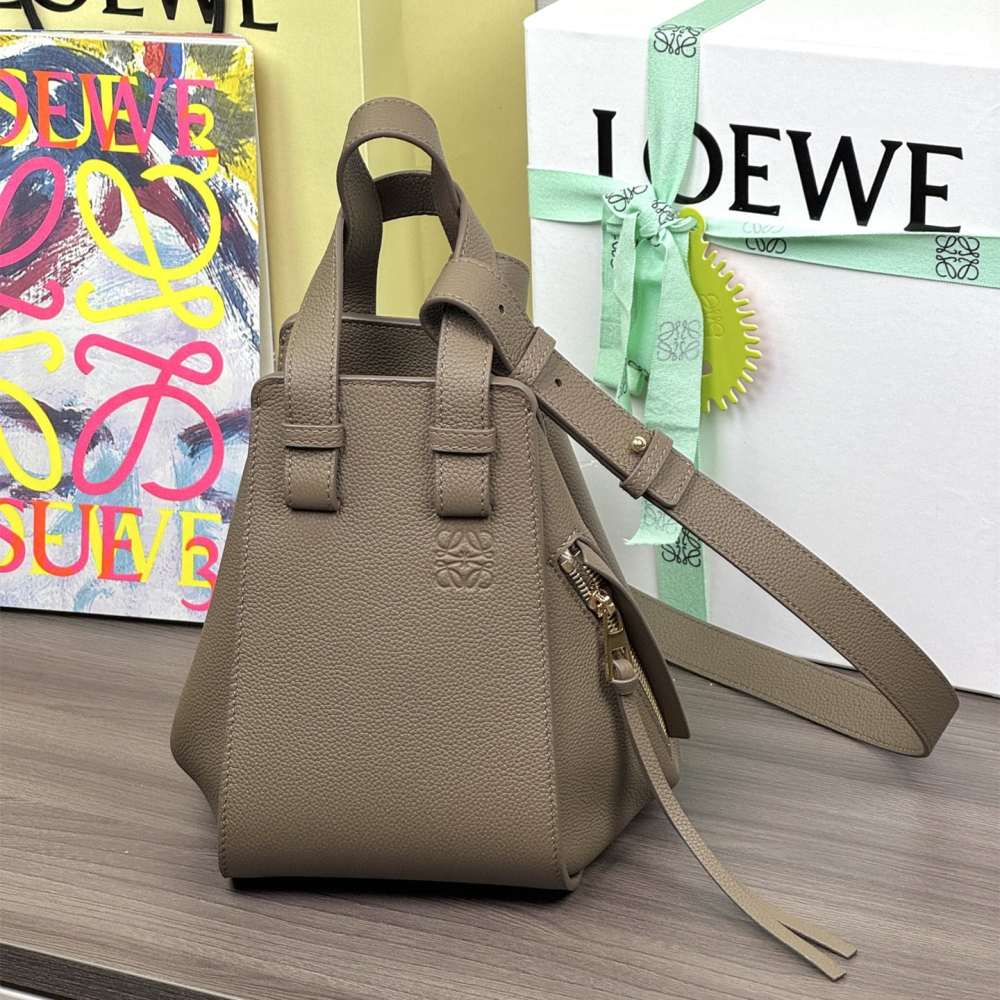 Loewe Hammock 3170：側面翅膀與拼接縫