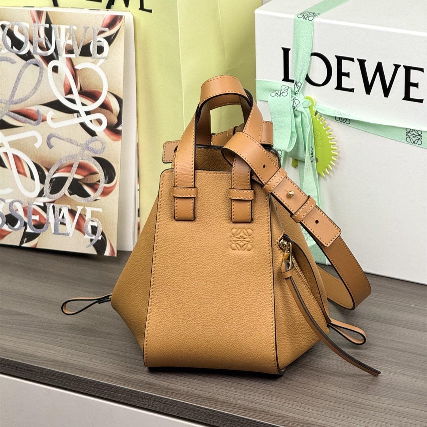 高仿Loewe*Hammock系列5542粒面小牛皮吊床手袋焦糖色小號免檢版