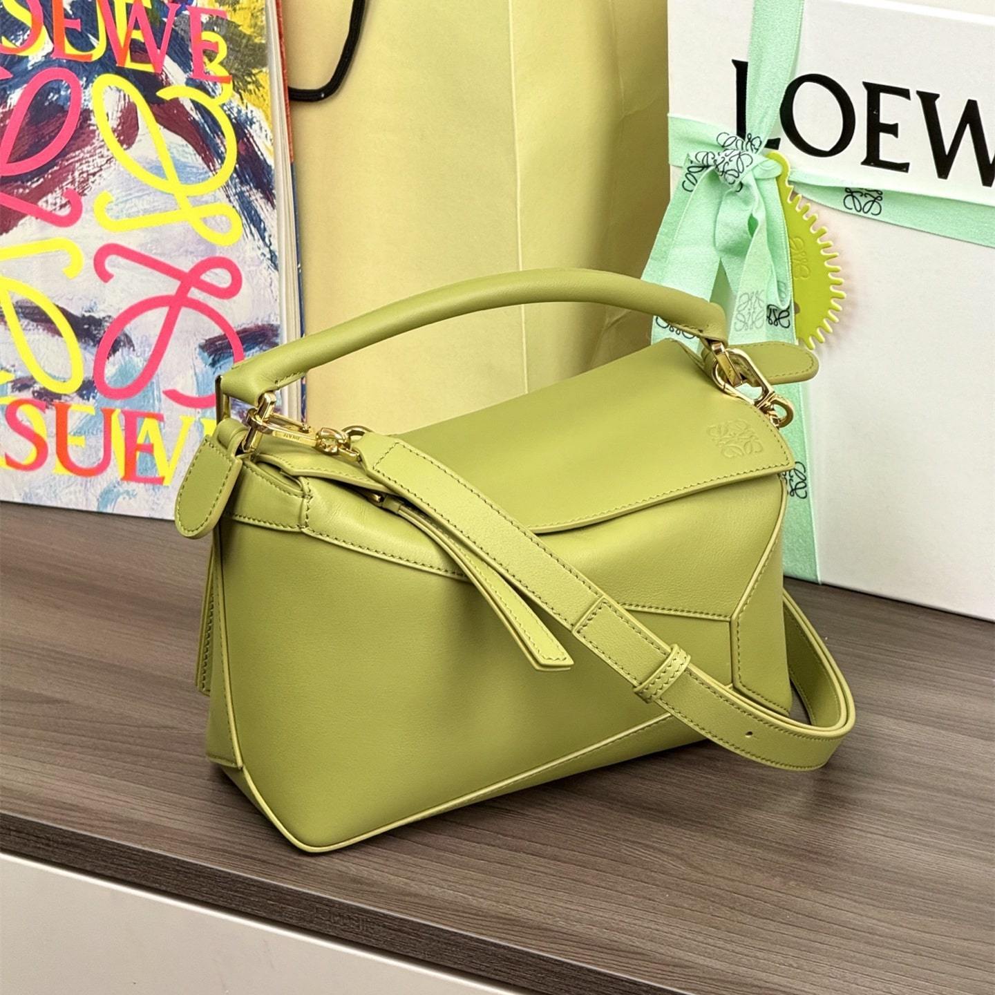 高仿Loewe*Puzzle系列4221小牛皮單肩包淺苔綠小號免檢版