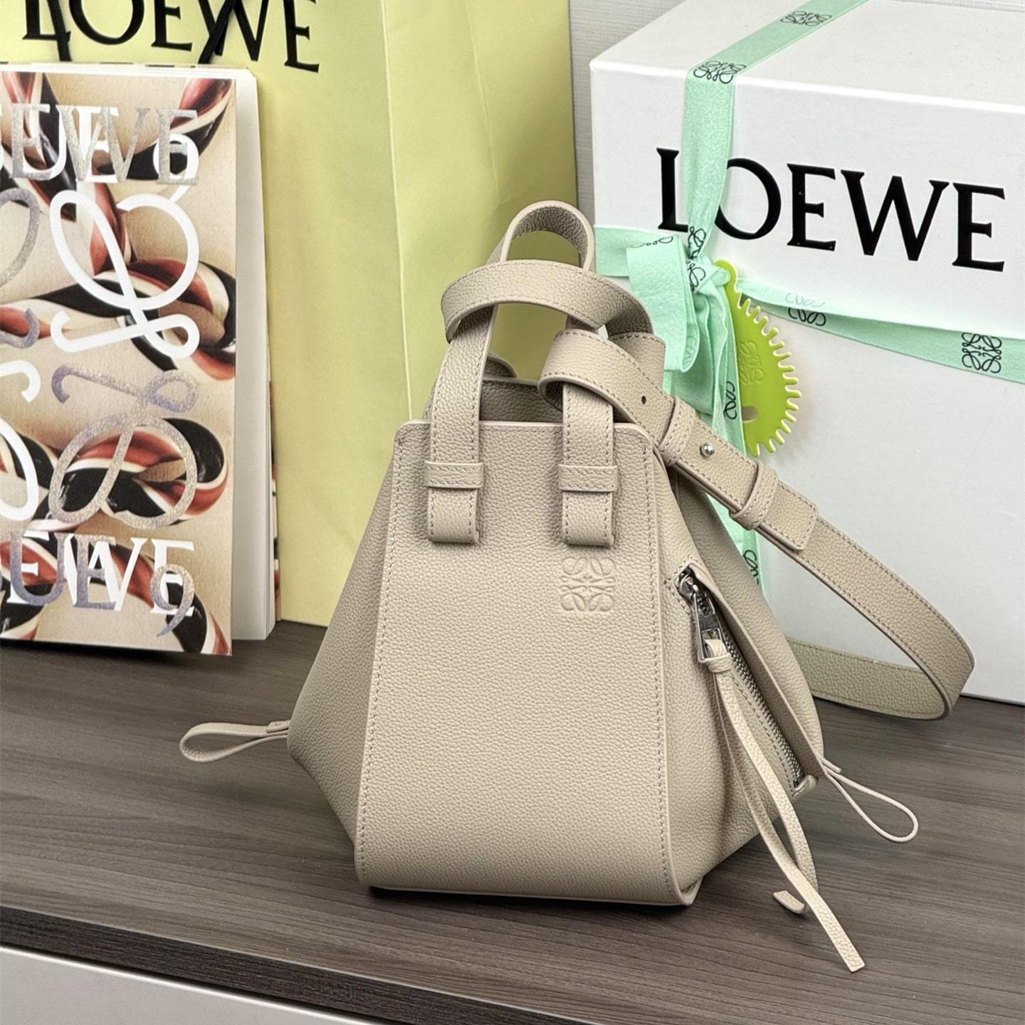 高仿Loewe*Hammock系列5541粒面小牛皮吊床手袋陶土色小號免檢版