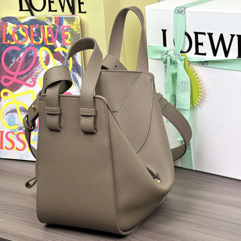 Loewe Hammock 3170：包口與內部空間