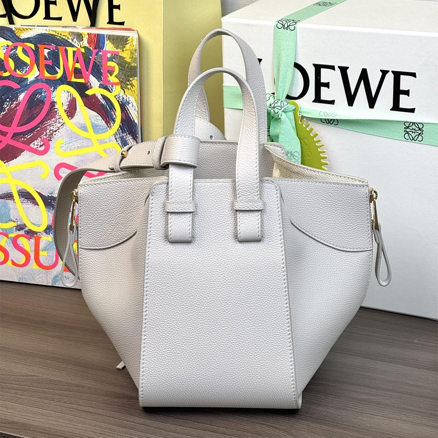 高仿Loewe*Hammock系列1769粒面小牛皮吊床手袋灰白色小號免檢版