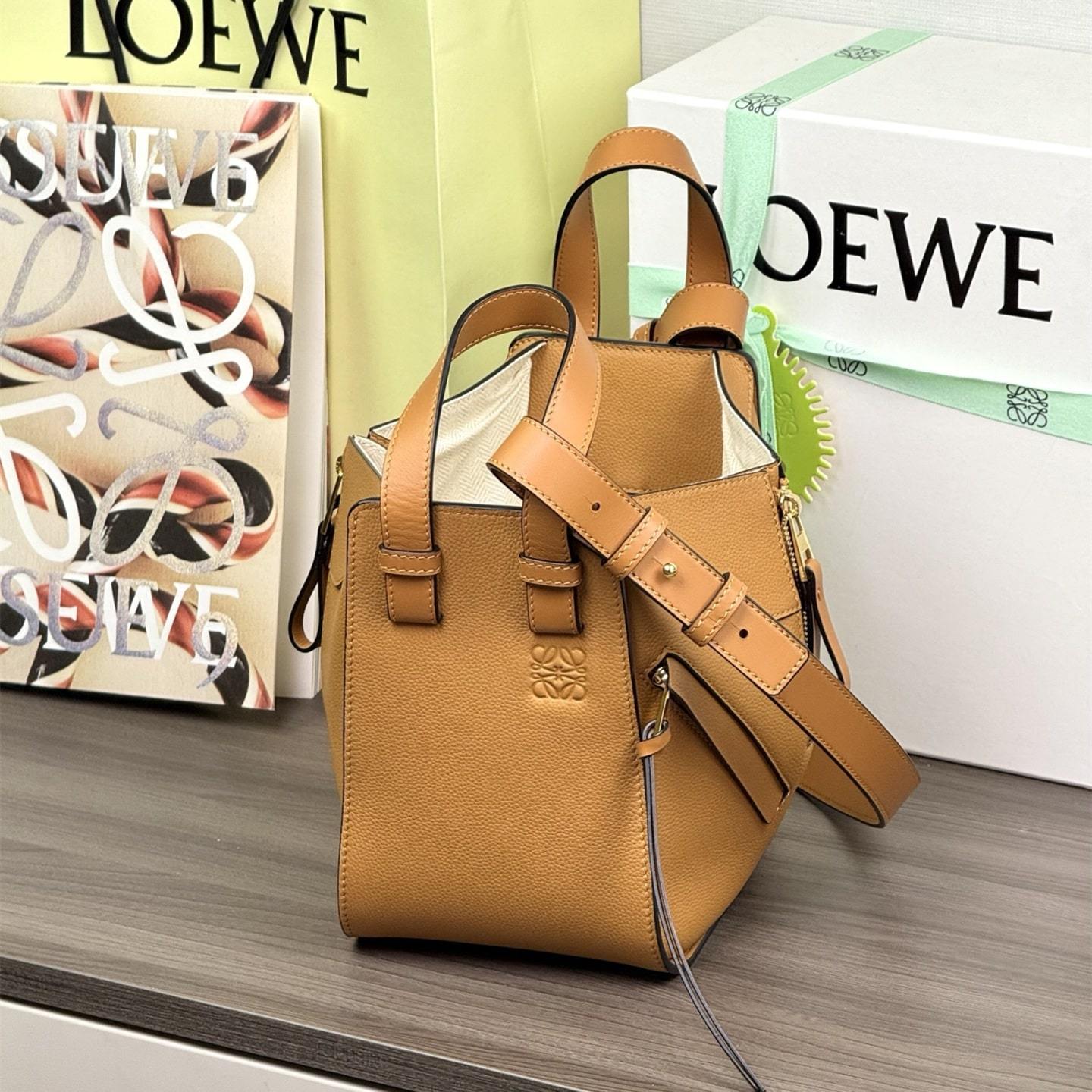 高仿Loewe*Hammock系列5542粒面小牛皮吊床手袋焦糖色小號免檢版