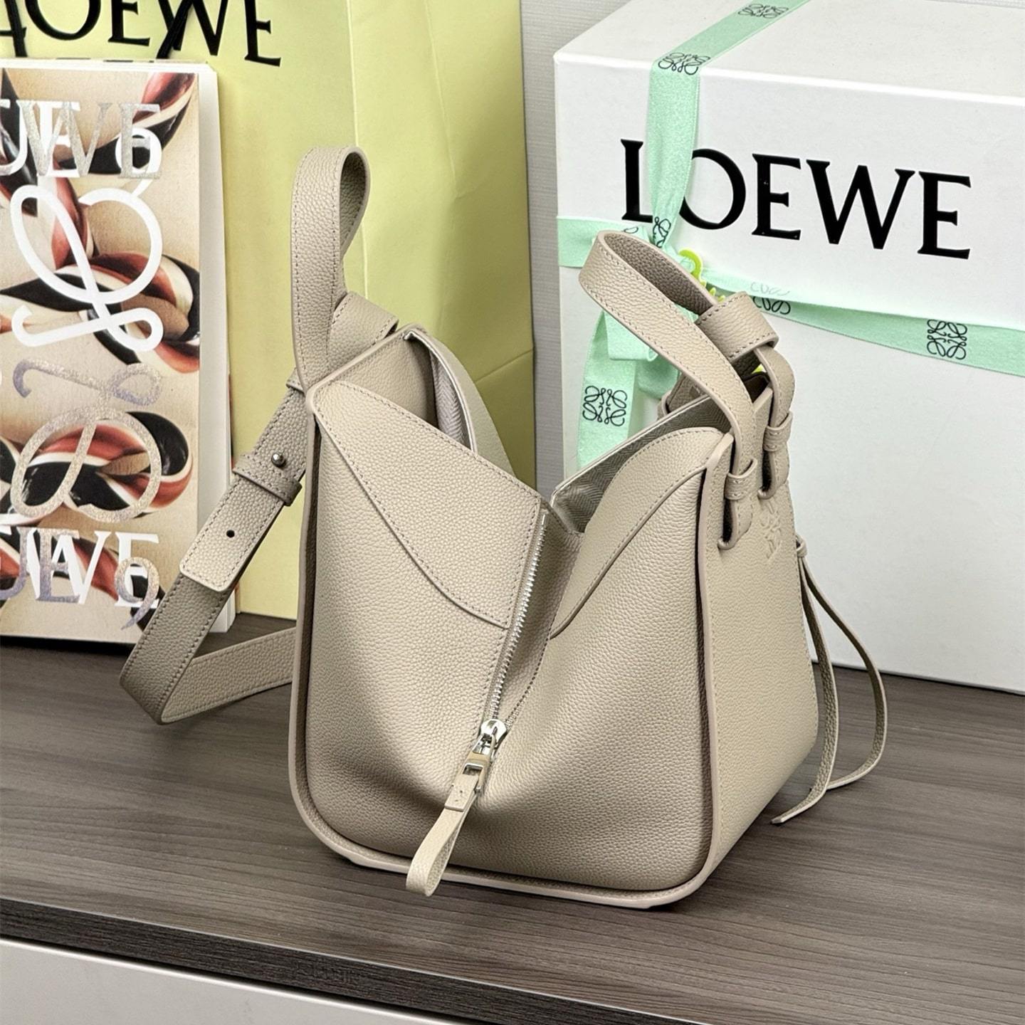高仿Loewe*Hammock系列5541粒面小牛皮吊床手袋陶土色小號免檢版