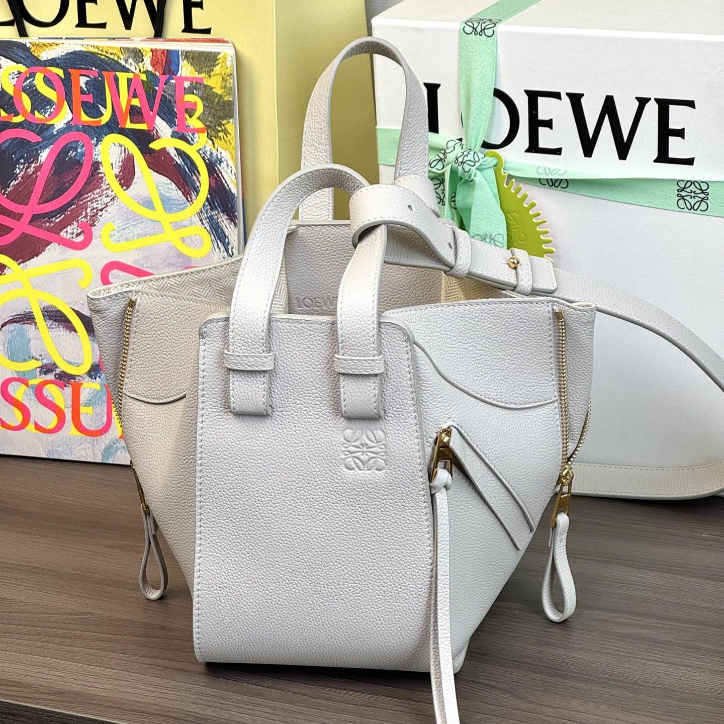 高仿Loewe*Hammock系列1769粒面小牛皮吊床手袋灰白色小號免檢版
