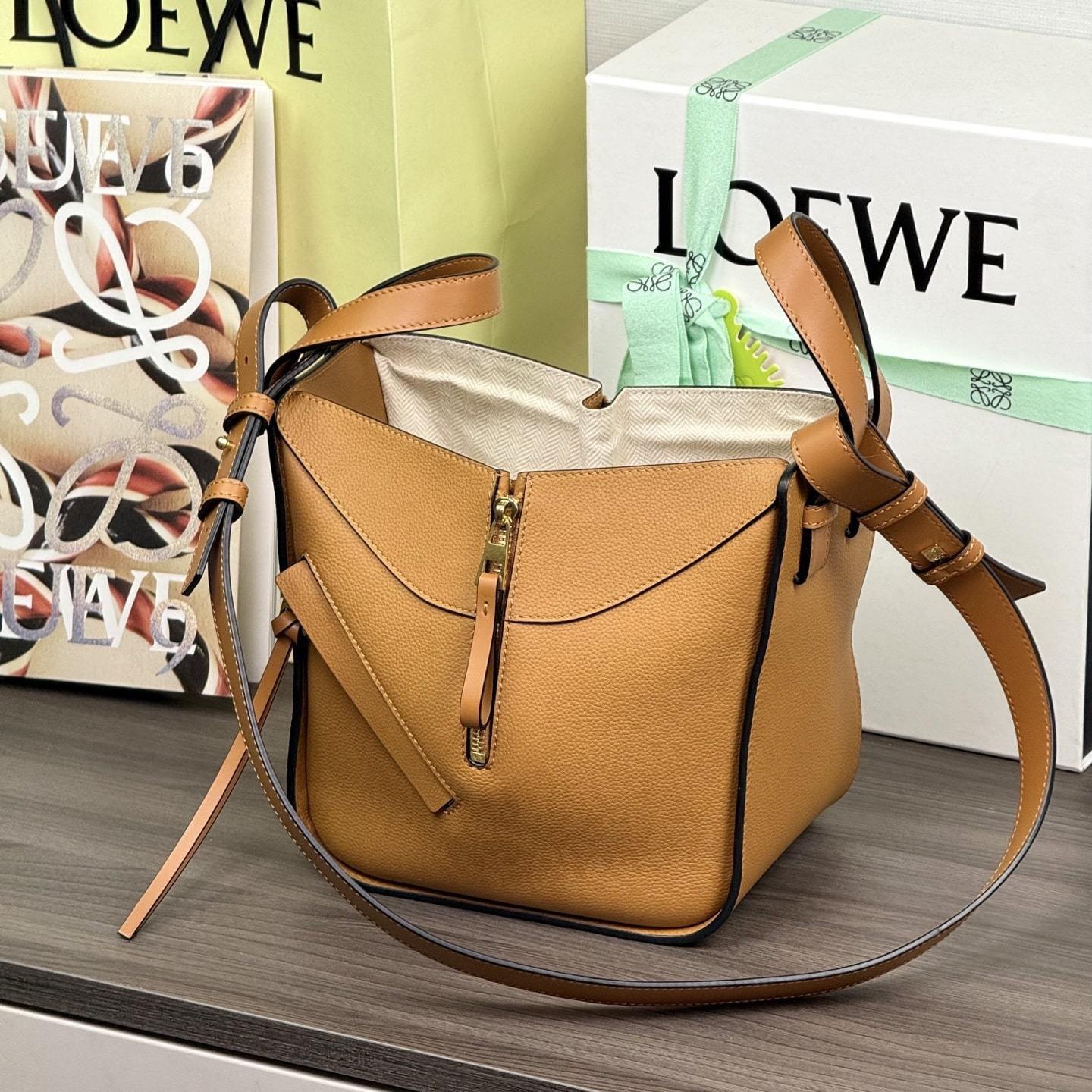 高仿Loewe*Hammock系列5542粒面小牛皮吊床手袋焦糖色小號免檢版