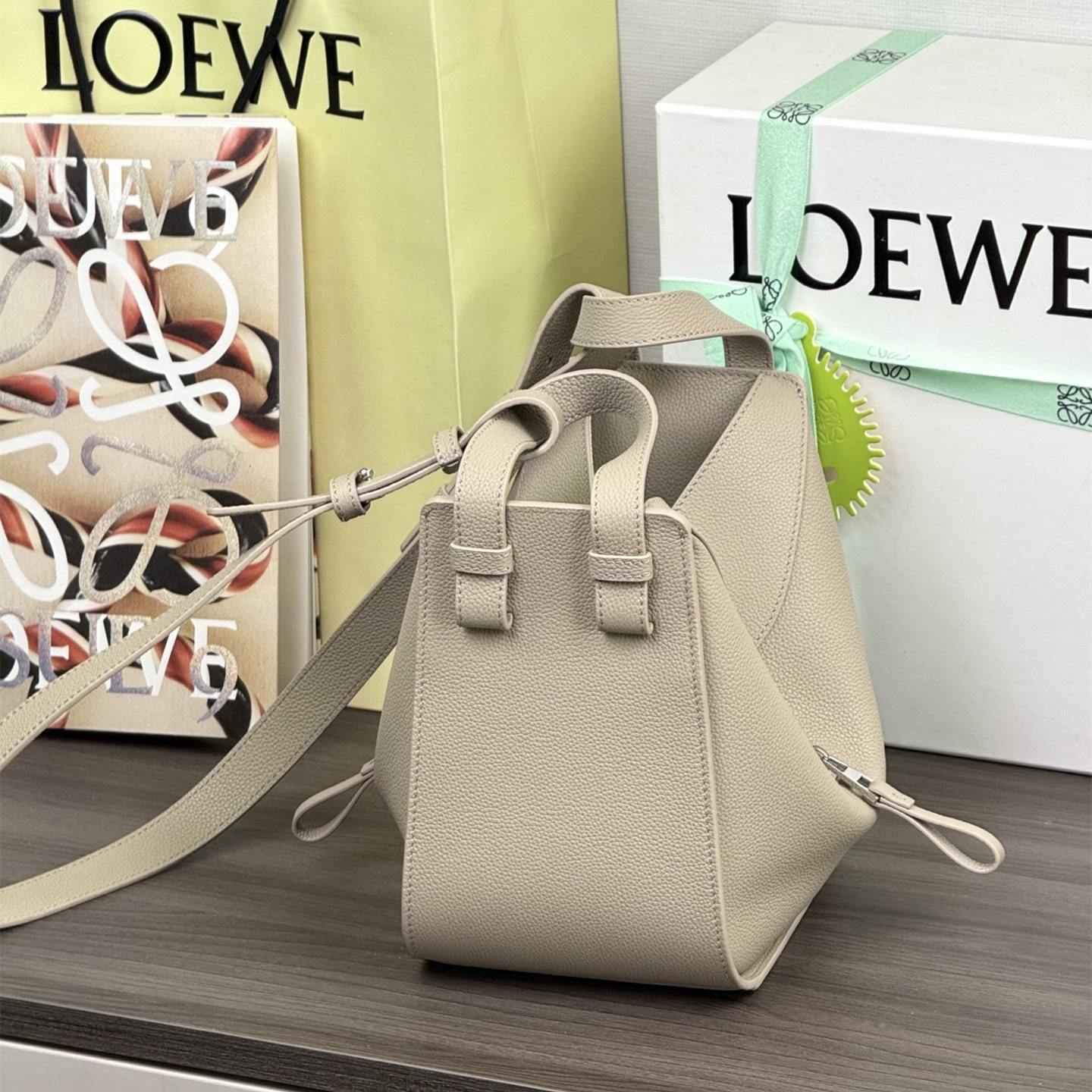 高仿Loewe*Hammock系列5541粒面小牛皮吊床手袋陶土色小號免檢版