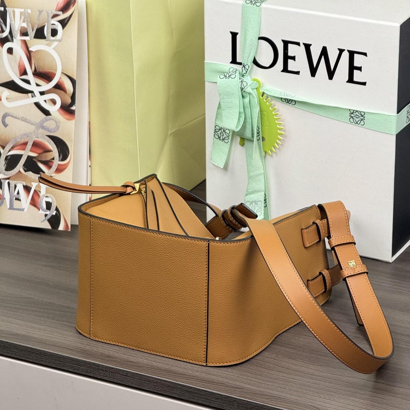 高仿Loewe*Hammock系列5542粒面小牛皮吊床手袋焦糖色小號免檢版