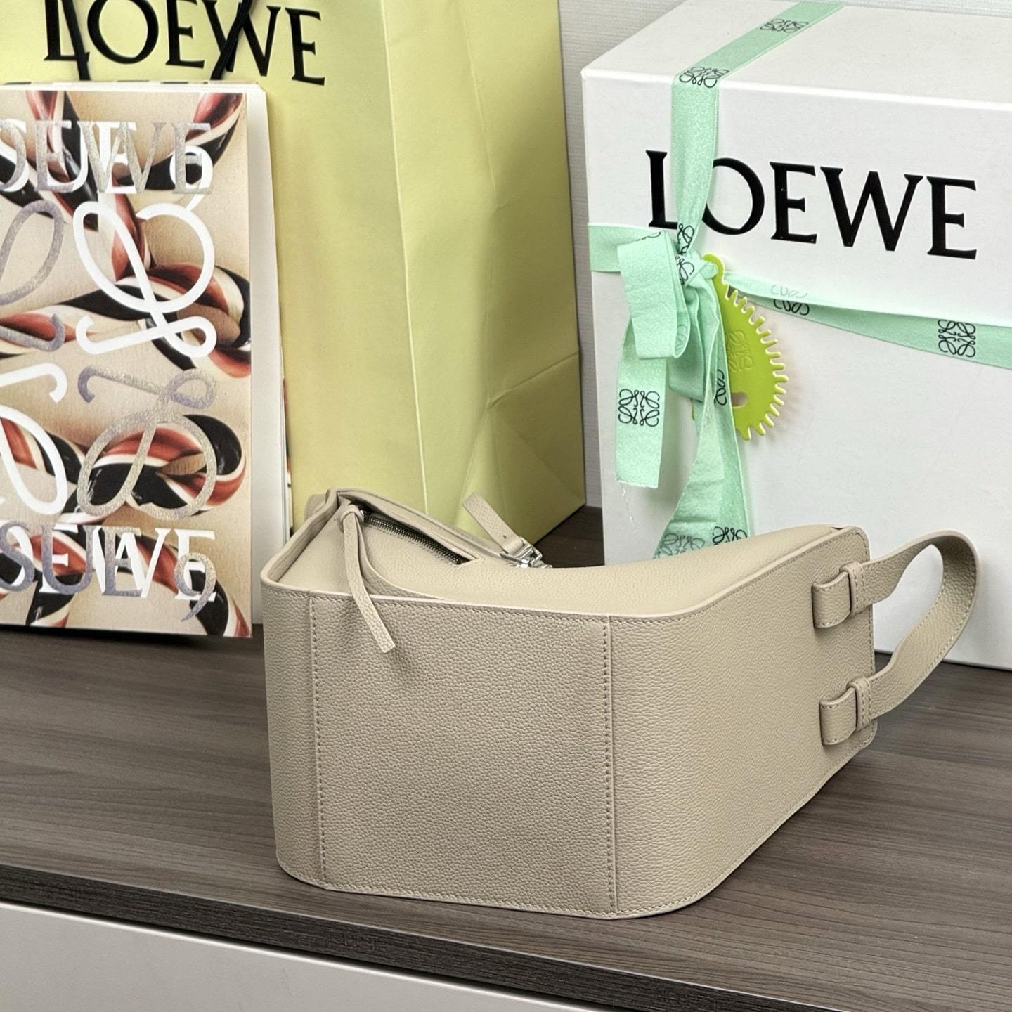高仿Loewe*Hammock系列5541粒面小牛皮吊床手袋陶土色小號免檢版