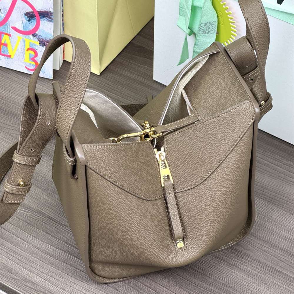 Loewe Hammock 3170：粒面小牛皮近拍