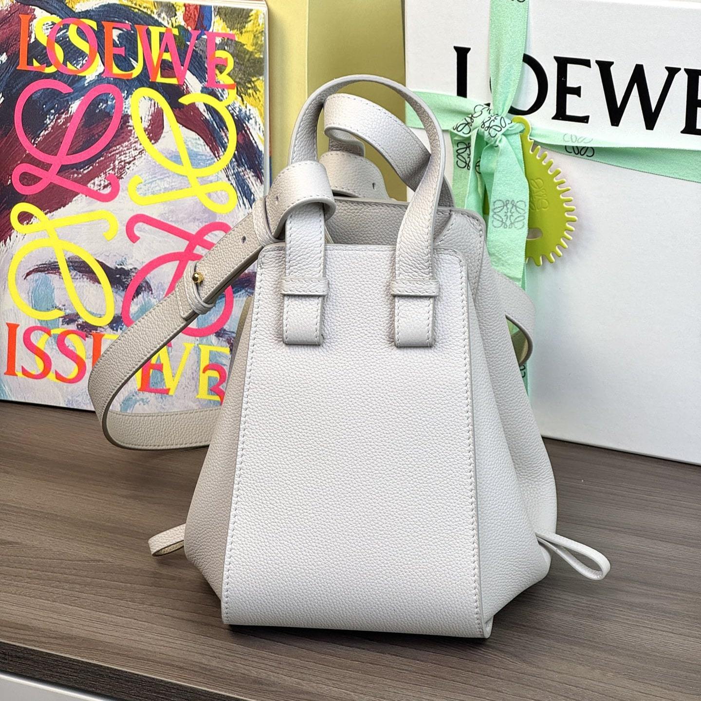 高仿Loewe*Hammock系列1769粒面小牛皮吊床手袋灰白色小號免檢版