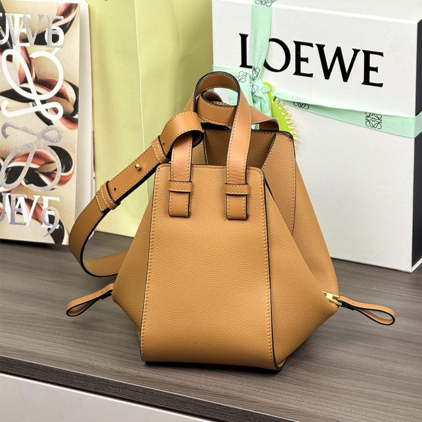 高仿Loewe*Hammock系列5542粒面小牛皮吊床手袋焦糖色小號免檢版
