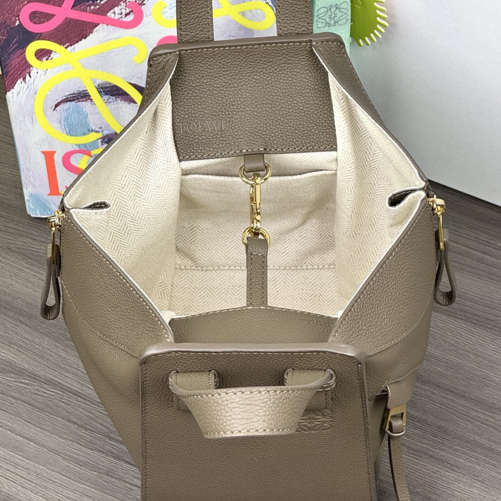 Loewe Hammock 3170：Anagram 標與五金細節