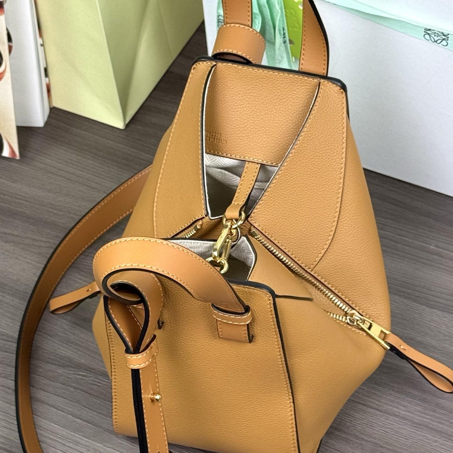高仿Loewe*Hammock系列5542粒面小牛皮吊床手袋焦糖色小號免檢版