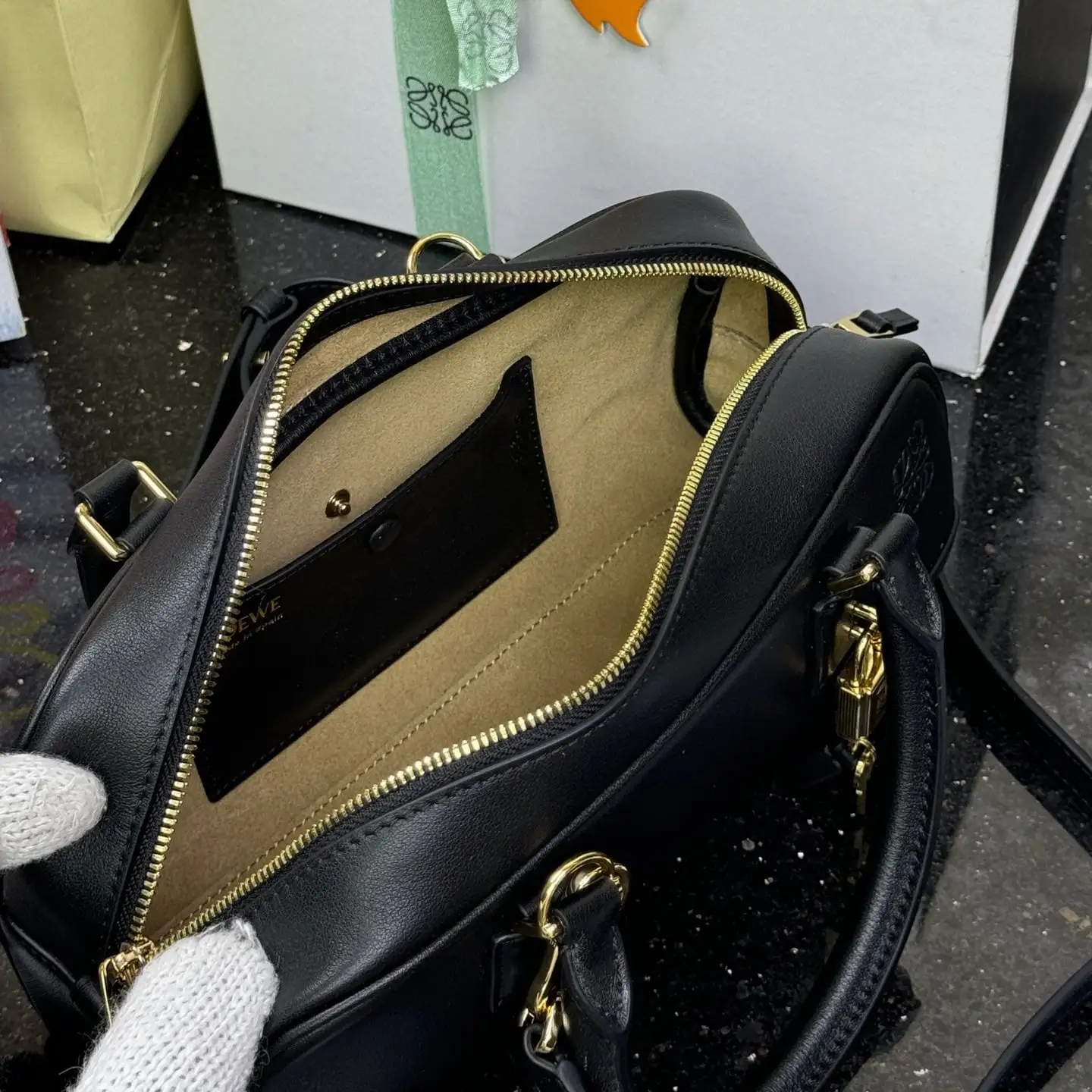 肩帶與包身銜接處：車線與五金一致性