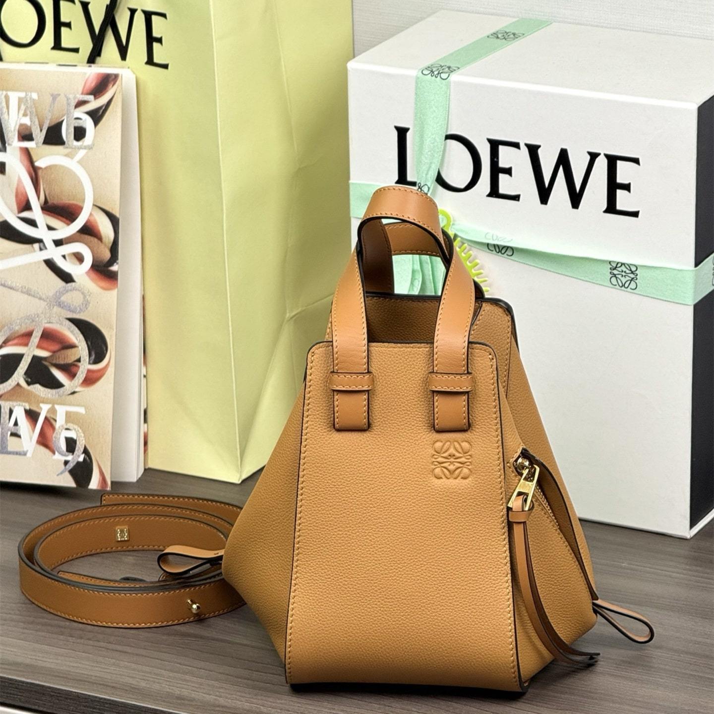 高仿Loewe*Hammock系列5542粒面小牛皮吊床手袋焦糖色小號免檢版