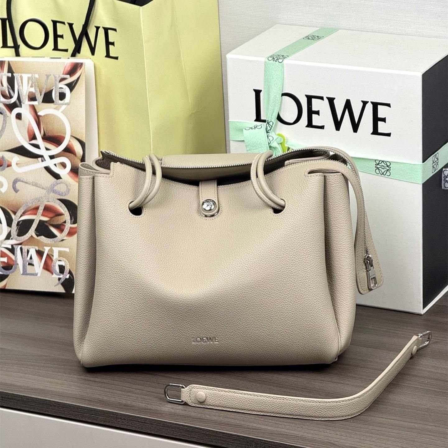 高仿Loewe*Madrid系列5541小牛皮手提袋黏土色中號免檢版