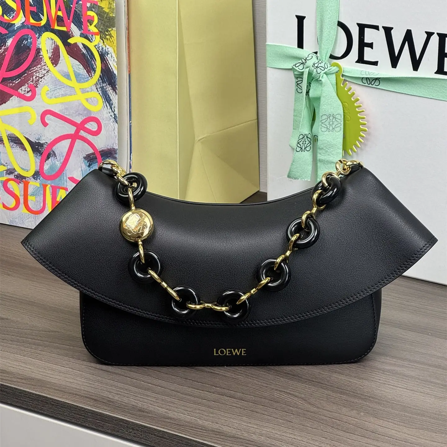 高仿 Loewe Ola 腋下包：正面比例與皮面狀態