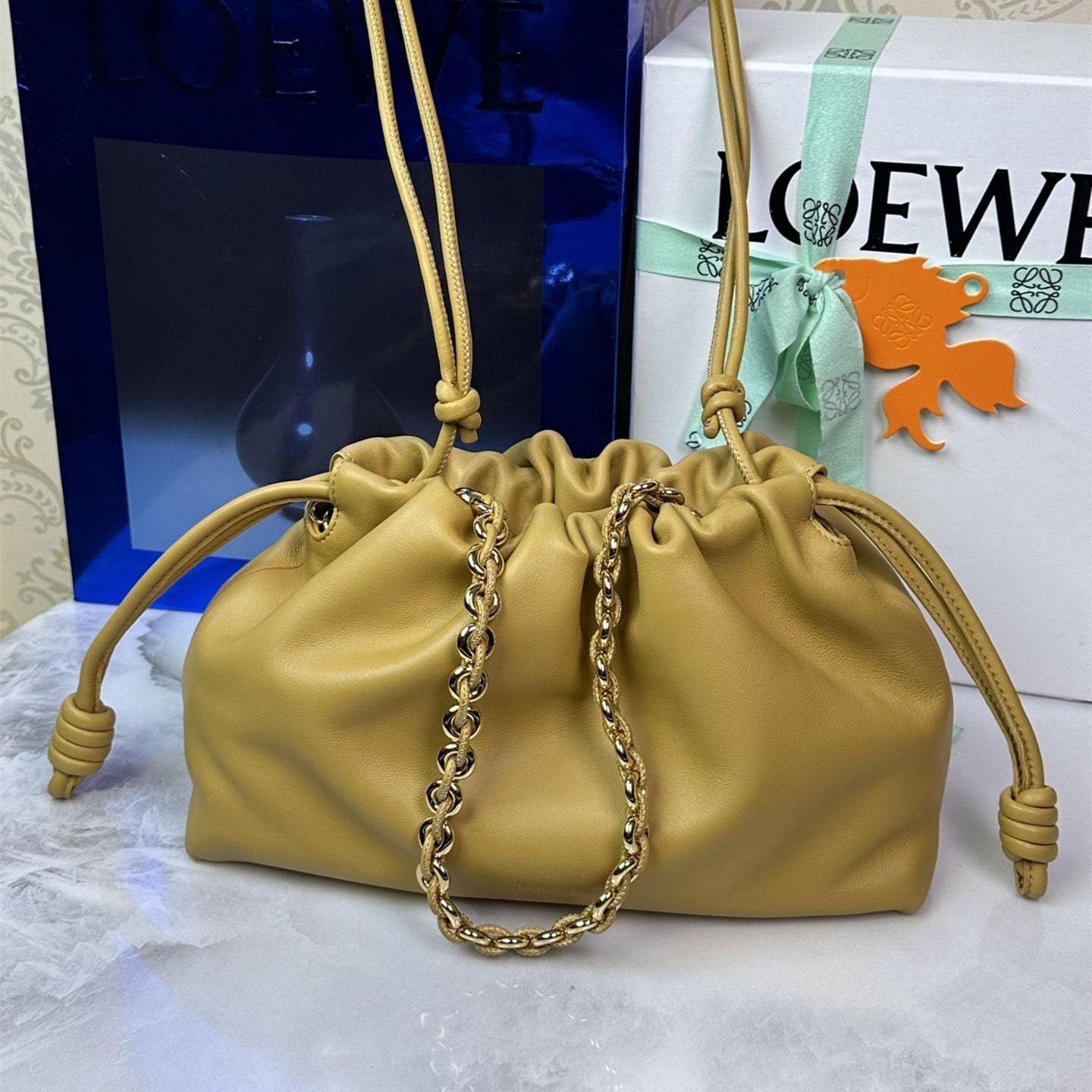 高仿Loewe*Flamenco系列6715小羊皮元寶袋沙漠黃中號免檢版