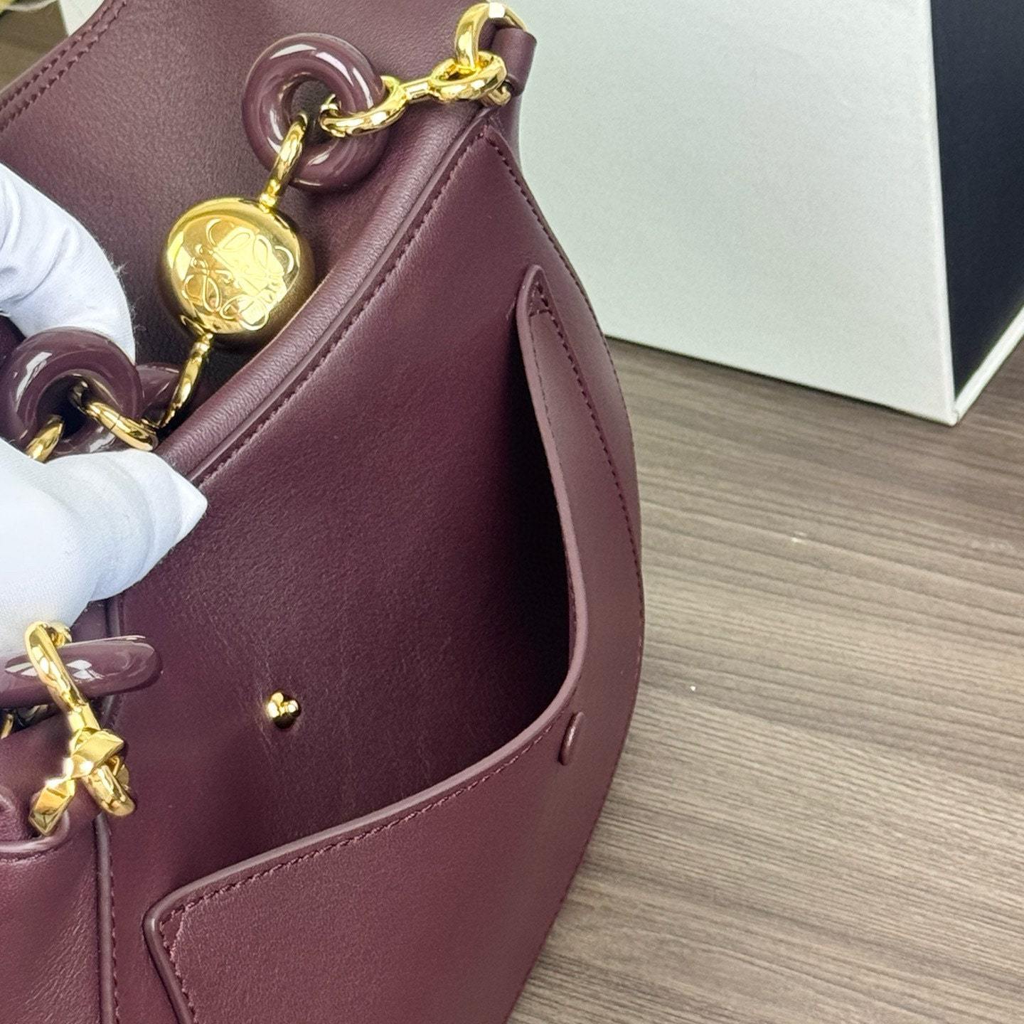 高仿Loewe*Ola系列7240小牛皮腋下包勃艮第紅中號免檢版