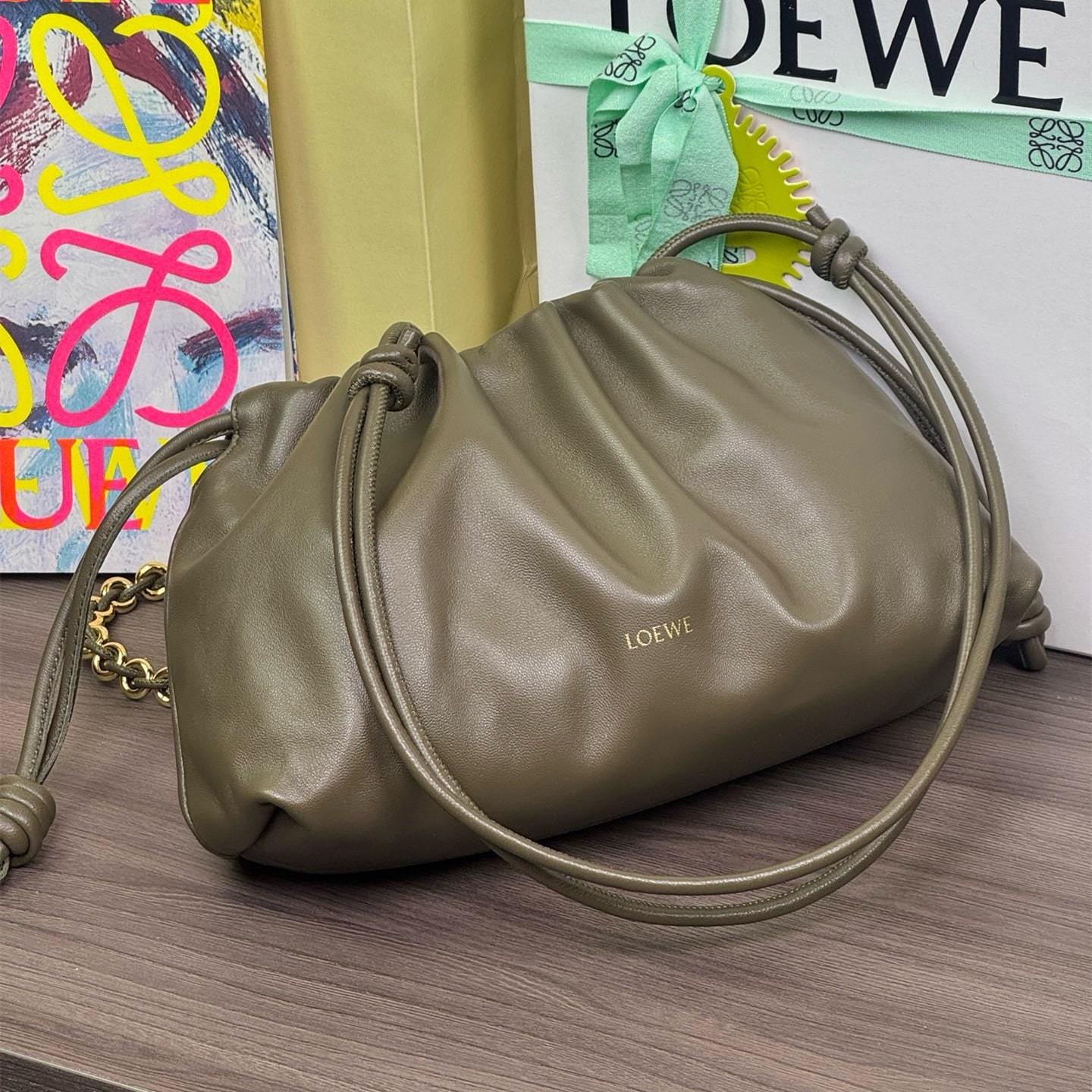 高仿Loewe*Flamenco系列3969小羊皮元寶袋卡其綠中號免檢版
