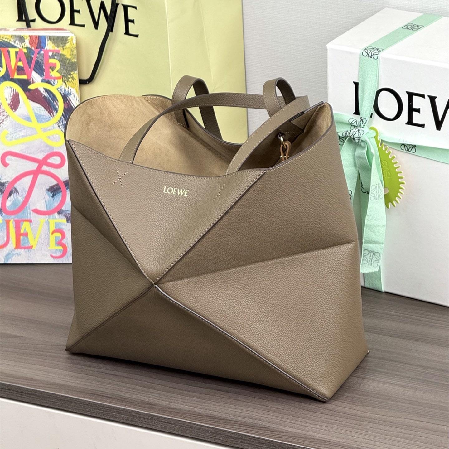 高仿Loewe*Fold系列3170幾何Tote包灰褐色中號免檢版