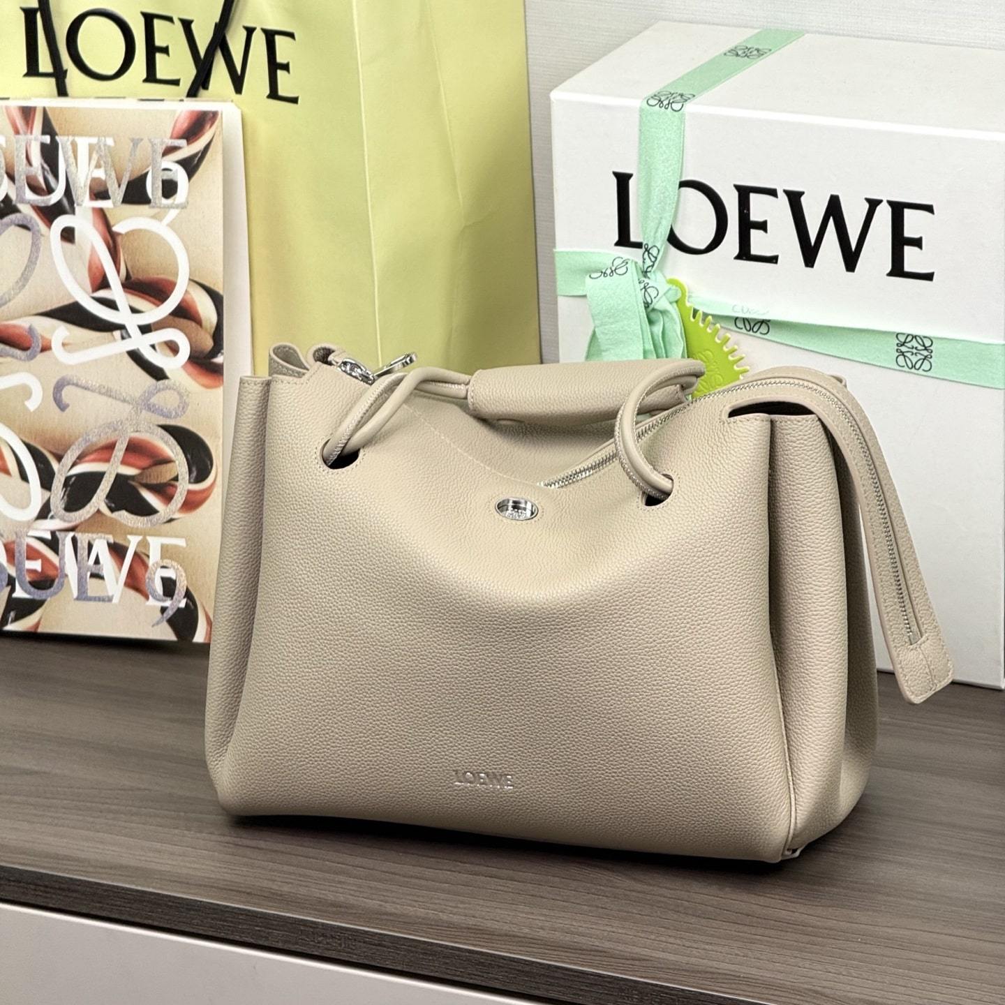高仿Loewe*Madrid系列5541小牛皮手提袋黏土色中號免檢版