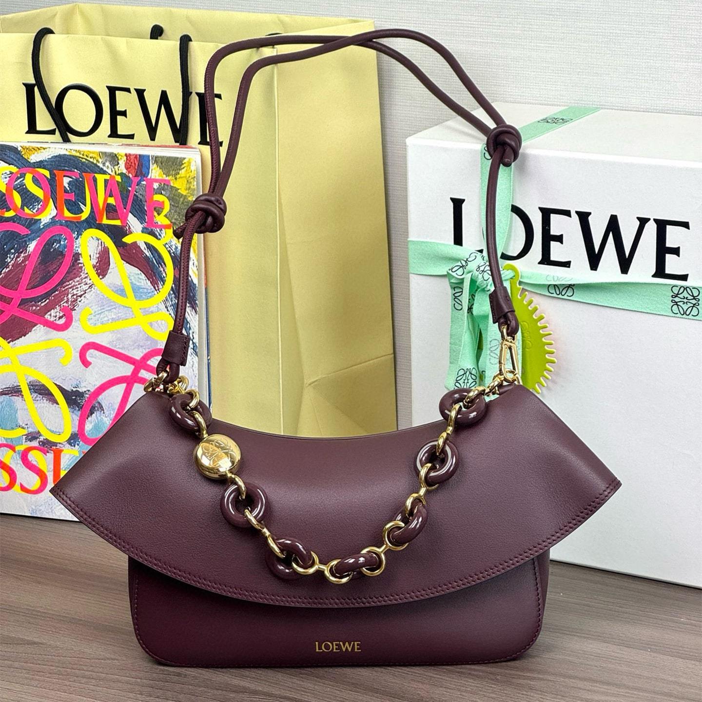 高仿Loewe*Ola系列7240小牛皮腋下包勃艮第紅中號免檢版