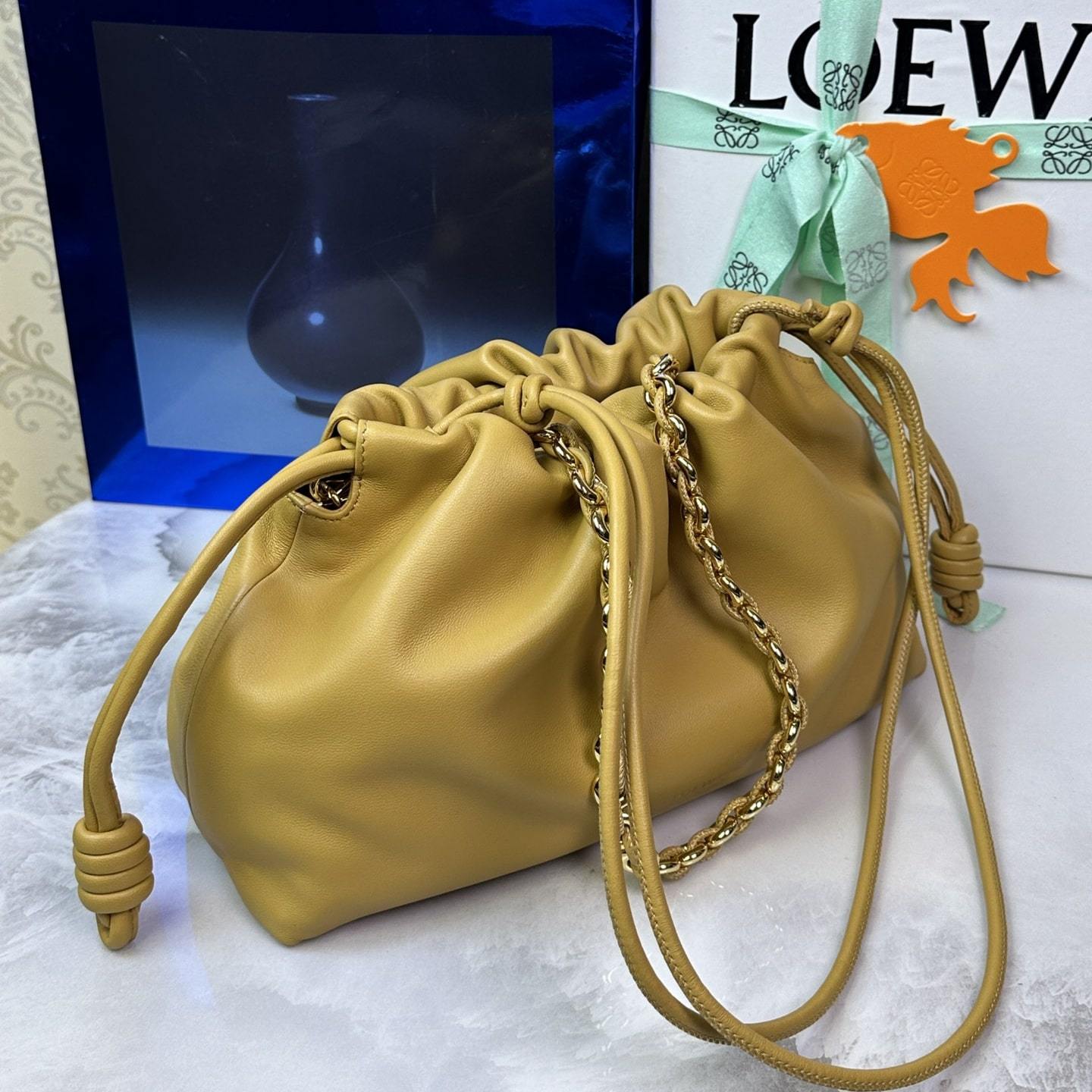 高仿Loewe*Flamenco系列6715小羊皮元寶袋沙漠黃中號免檢版